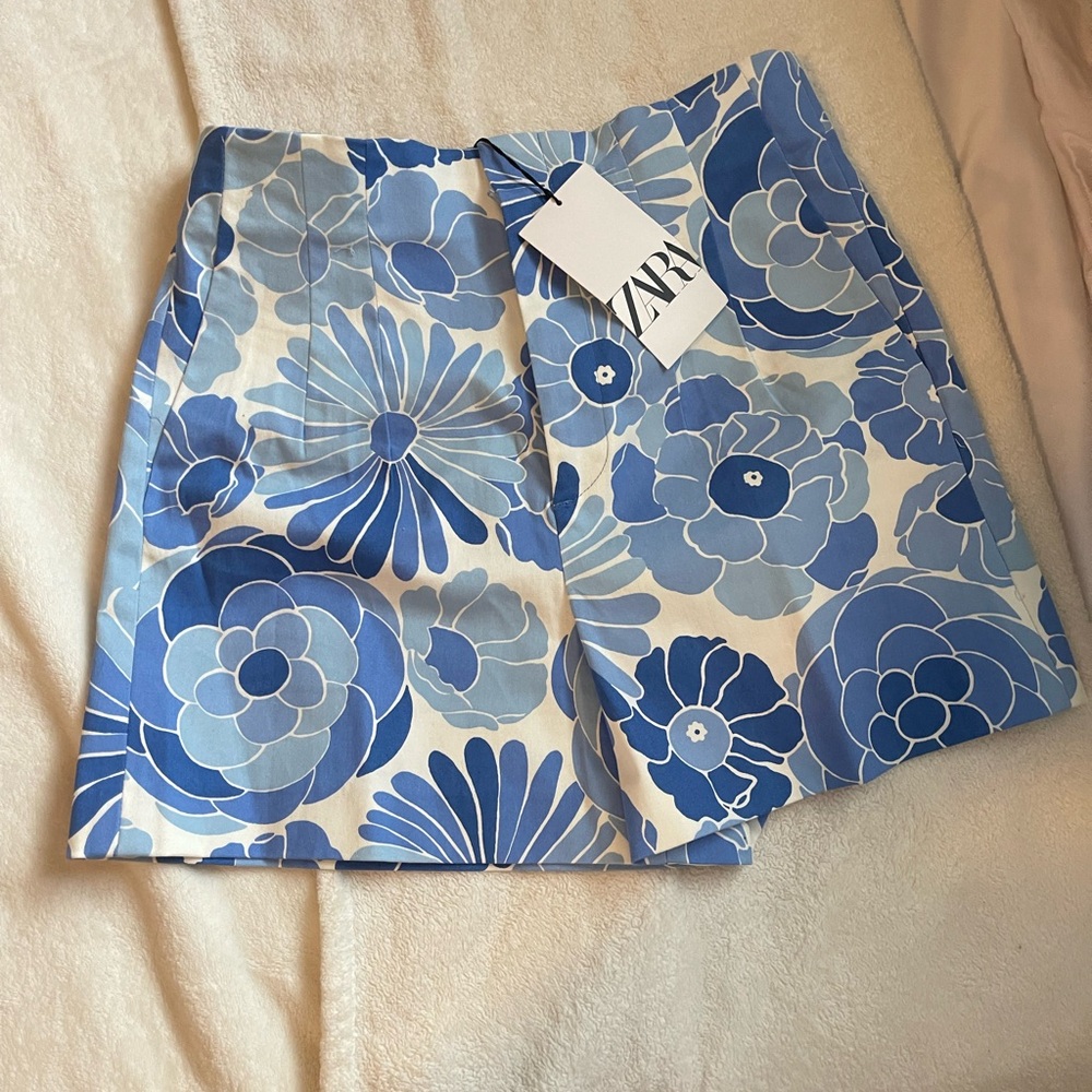 Never use it, beautiful Bermuda with print blue and white